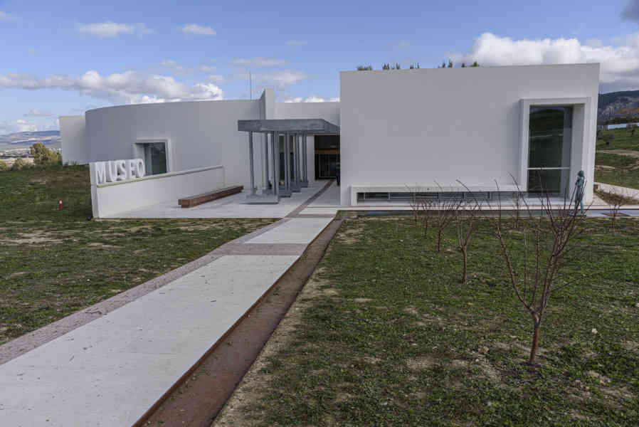 Málaga - Antequera 41 - Dólmenes de Antequera - museo.jpg